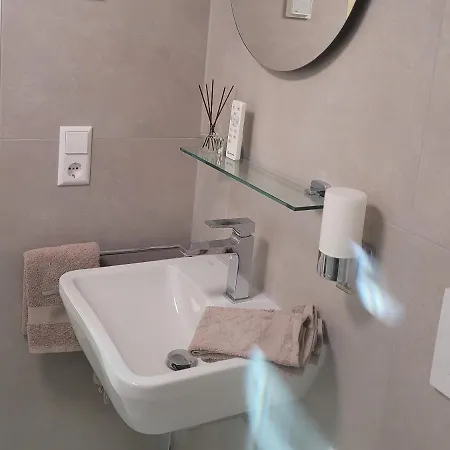 Apartment I24rooms - Gaestezimmer Mit Eigenem Garten